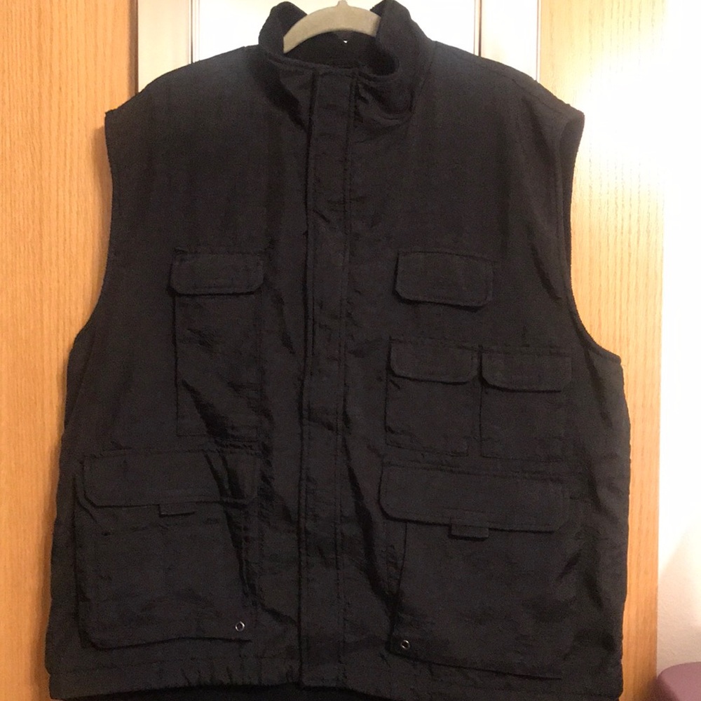 ♻️ 5/$50 Black St. John’s Bay cargo vest.  XL zip up and multi pocke